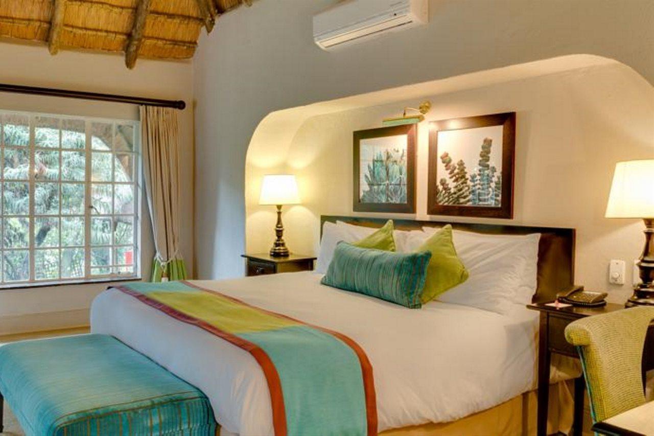 Mount Grace Hotel & Spa Magaliesburg Exterior photo A bedroom at the Tintswalo Safari Camp